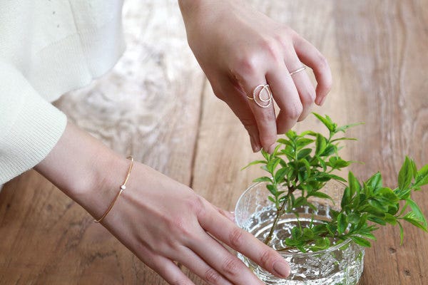 【12:00～15:30の短時間のお仕事】K18を使ったオリジナルジュエリーの検品・梱包スタッフ イメージ1