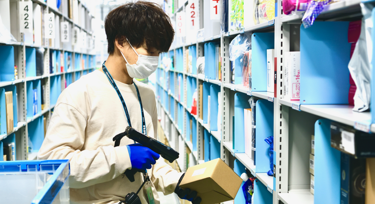 【アマゾン坂戸】倉庫運営スタッフ|日勤のみ|月収28万～|随時昇給・昇格あり◎ミドル世代活躍中 イメージ1