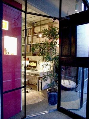 【神楽坂／年休120日】実務未経験OK！アシスタントデザイナー兼事務＊私服勤務OK・11時勤務開始可 イメージ1