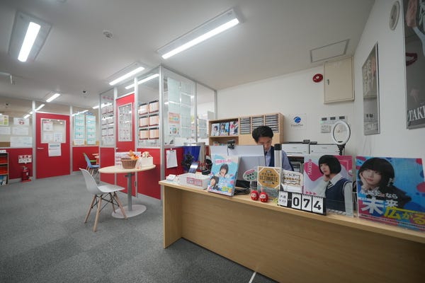 塾の教室長&nbsp;★13時出社★授業はしないスタイル／生徒の人生を変える仕事 イメージ1