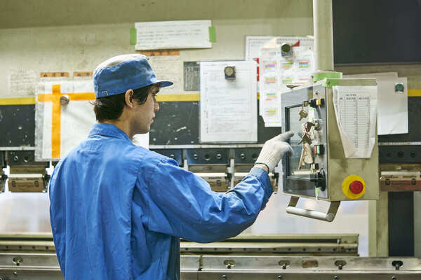 土日祝休み×未経験歓迎×転勤なし！技術が身につく、金属加工の製造スタッフ募集 イメージ1