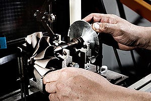 【アルバイト募集】レアな機械部品の軽作業スタッフ◆週2日～OK／車やメカニック好き必見／未経験歓迎 イメージ1