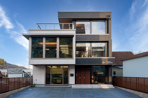 【経験者募集】グラフィックデザイナー（企画・裁量◎）／賞与最大10ヶ月・現職給与保証でキャリアUP イメージ1