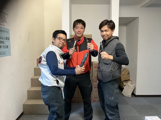 笑い声が絶えない職場の「消防設備施工スタッフ」◎20代～30代活躍中　◎残業月10時間～15時間！ イメージ1