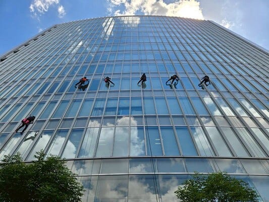 ビル窓清掃／未経験OK／15時退勤！午後はぜんぶ“自分時間” イメージ1