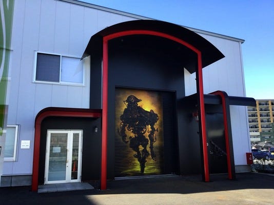 立体造形に命を吹き込む塗装スタッフ イメージ1