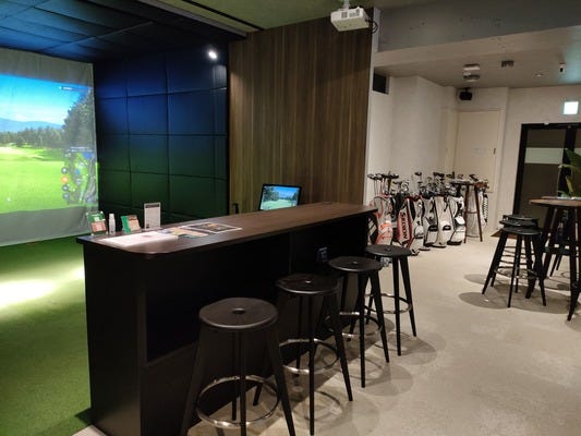 【木曜限定！】ゴルフバーのホールスタッフ★時給1400円～／ネイル・髪型・服装自由／六本木駅徒歩2分 イメージ1