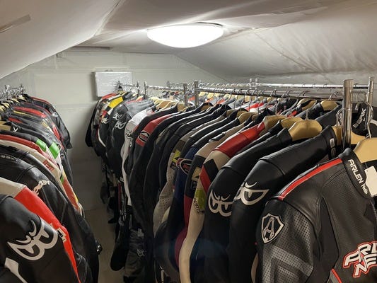 出退勤の自由度高いです/残業無し、急なお休み対応/全員未経験からスタート&nbsp;革製品の清掃、靴墨塗り等 イメージ1