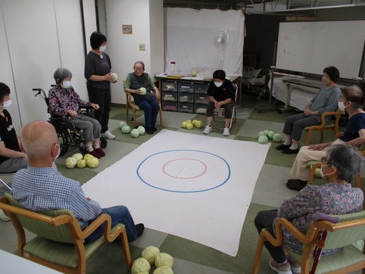 【資格経験不問】月給23万円～｜残業ほぼなし！｜1年間先輩がマンツーマンでサポート！施設介護スタッフ イメージ1