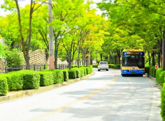 【大阪転勤なし】業界シェアトップクラスの交通広告を支える営業サポート｜年休123日＆残業月10h以下 イメージ1