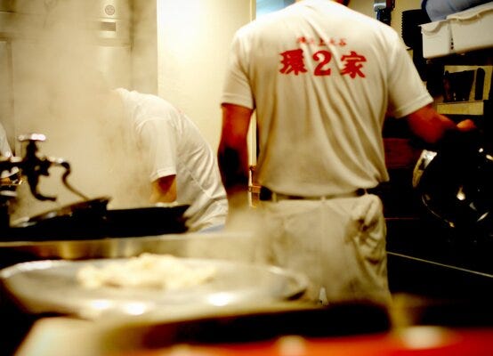 横浜家系総本山吉村家直系店『環2家』の店舗スタッフ★未経験歓迎／伝統的なラーメン技術をイチから学ぶ！ イメージ1