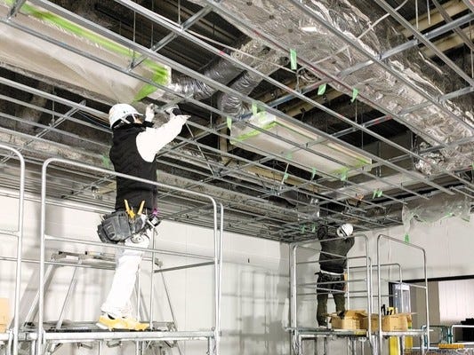 建築内装現場作業員◆未経験OK／面接1回／ショッピングモールなどを手掛ける職人 イメージ1