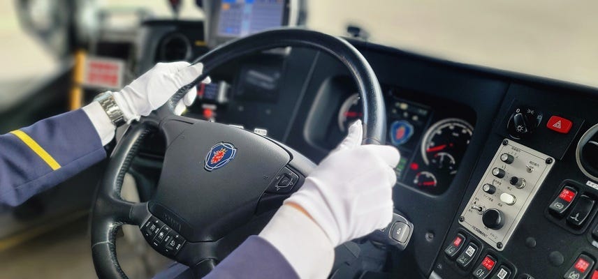 月収35万以上可！家賃補助が充実のバス運転手☆未経験歓迎！20～40代活躍中！正社員登用100％！！ イメージ1