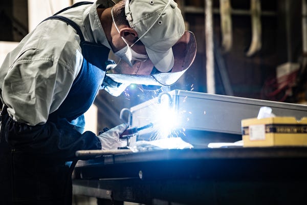 【賞与5ヶ月分実績】未経験から年収350万円以上も可！工場は冷房完備！「ものづくり・曲げスタッフ」 イメージ1