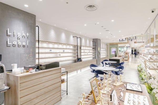 未経験歓迎♦20代～30代活躍中♦eyewearの販売スタッフ♦完全週休2日制でプライベートも充実！ イメージ1