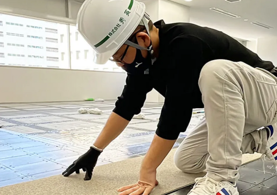 【月給25万円～＋高歩合】クロス職人｜年休120日！資格取得も全額支援！日曜＋他1日休み イメージ1