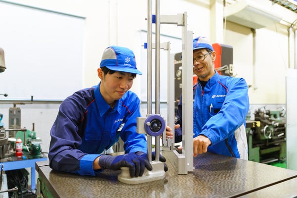 【大手グループで正社員】オーダーメイド機械をゼロから創る組立技術者｜年休120日 イメージ1