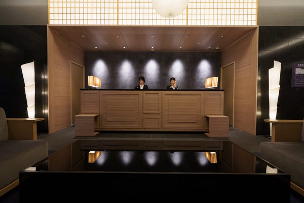 【正社員】ホテルのフロントスタッフ／月10日休み・残業ほぼ無・海老名駅徒歩3分／月給22万円～ イメージ1