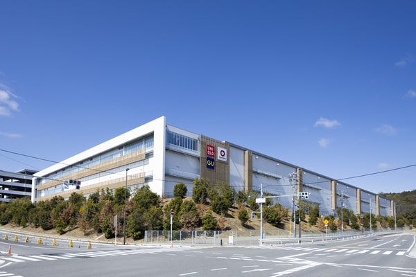 ユニクロの補正スタッフ（裾上げや袖丈詰め）◆自社倉庫勤務／転勤なし／正社員登用制度／時給1300円～ イメージ1