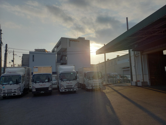 【完全週休2日・夕方退勤】2tトラックドライバー★未経験・AT限定歓迎/月給24.5万円～・退職金有 イメージ1