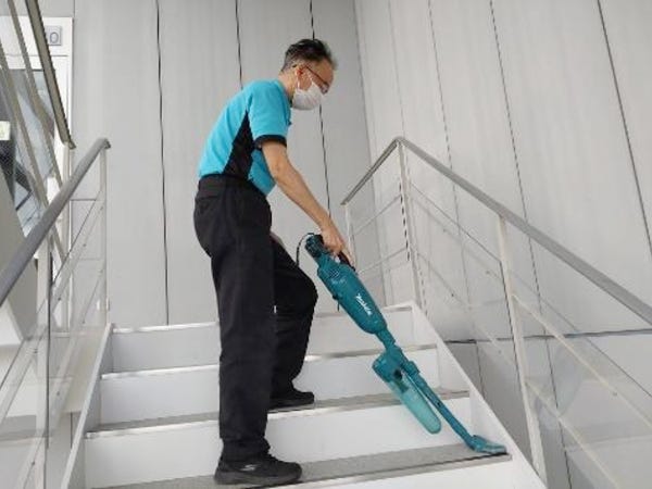 大学構内での清掃スタッフ（afm07_39）｜エーエフマネジメント株式会社