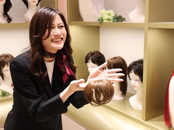 女性用ウィッグの展示会販売スタッフ◇年間休日131日以上／土日休み  